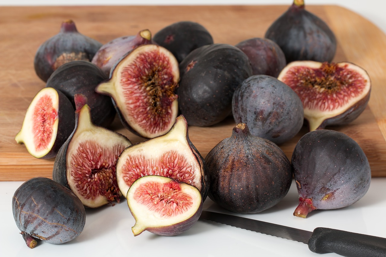 Delicious figs on a cutting board